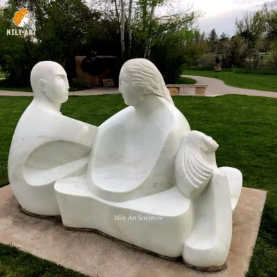 Открытый сад из натурального камня, белая абстрактная мраморная статуя пары