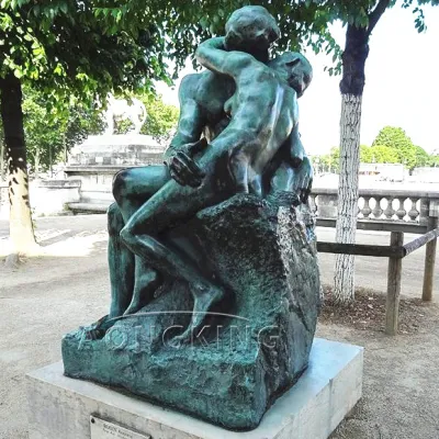 Статуи влюбленной пары в натуральную величину для украшения парка